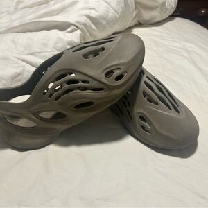 Yeezy Foam Runner in Gray